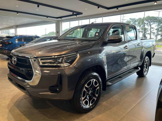 TOYOTA HILUX 2.8 D-4D TURBO DIESEL CD SRV 4X4 AUTOMÁTICO TOYOTA HILUX 2.8 D-4D TURBO DIESEL CD SRV 4X4 AUTOMÁTICO